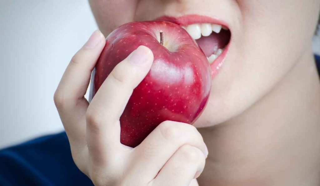 سیب را قبل از غذا بخوریم یا بعد از غذا ؟